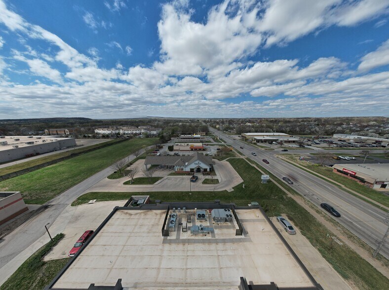 More Photos Of 2221 W 31st St, Lawrence Bank For Lease