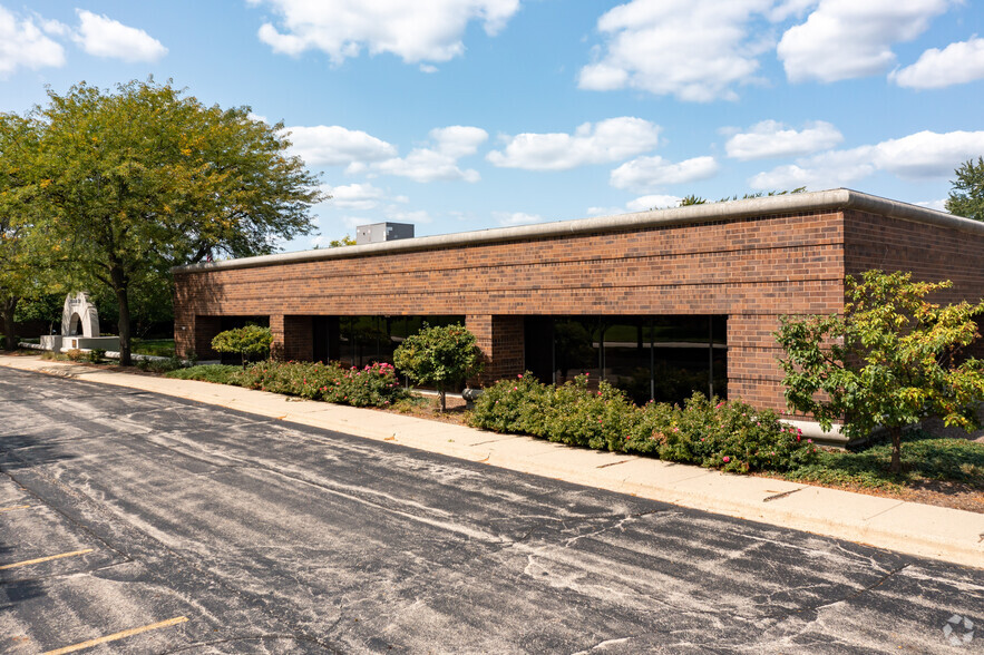 Primary Photo Of 3150 W Salt Creek Ln, Arlington Heights Office For Sale