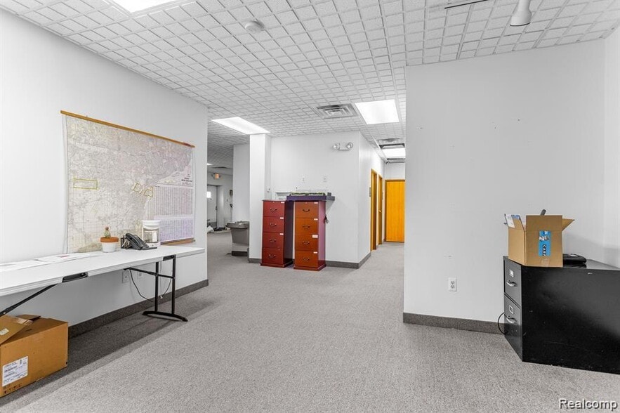 More Photos Of 3020 Oakwood Blvd, Melvindale Office For Lease