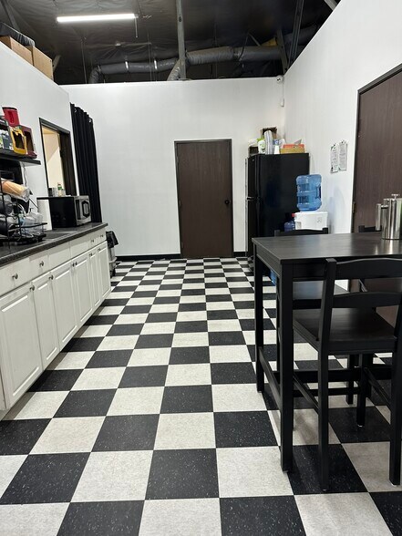 More Photos Of 2901-2905 Winona Ave, Burbank Manufacturing For Lease