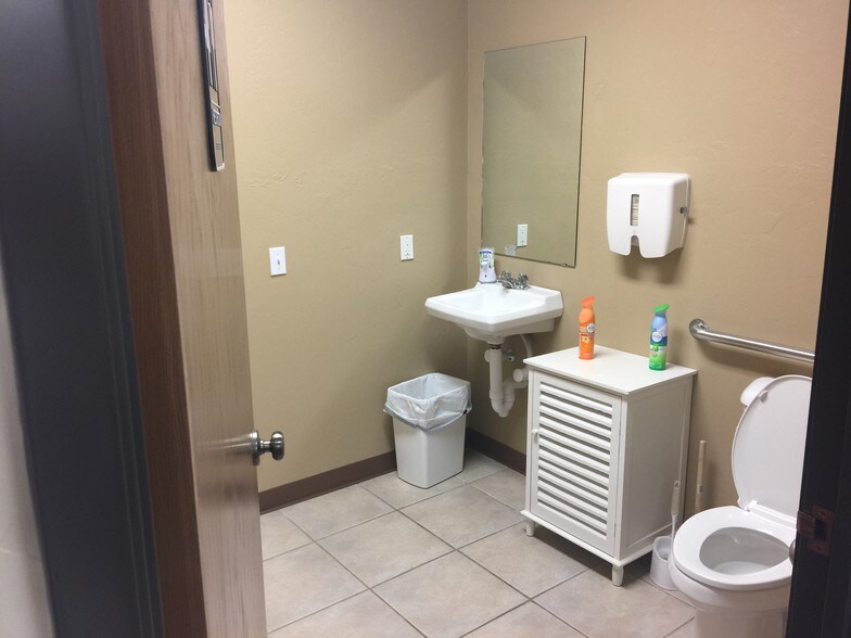 More Photos Of 416 S Mustang Rd, Yukon Office For Lease