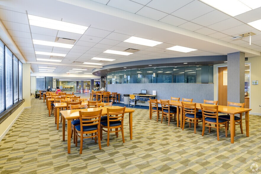 More Photos Of 850 Warrenville Rd, Lisle Office For Sale