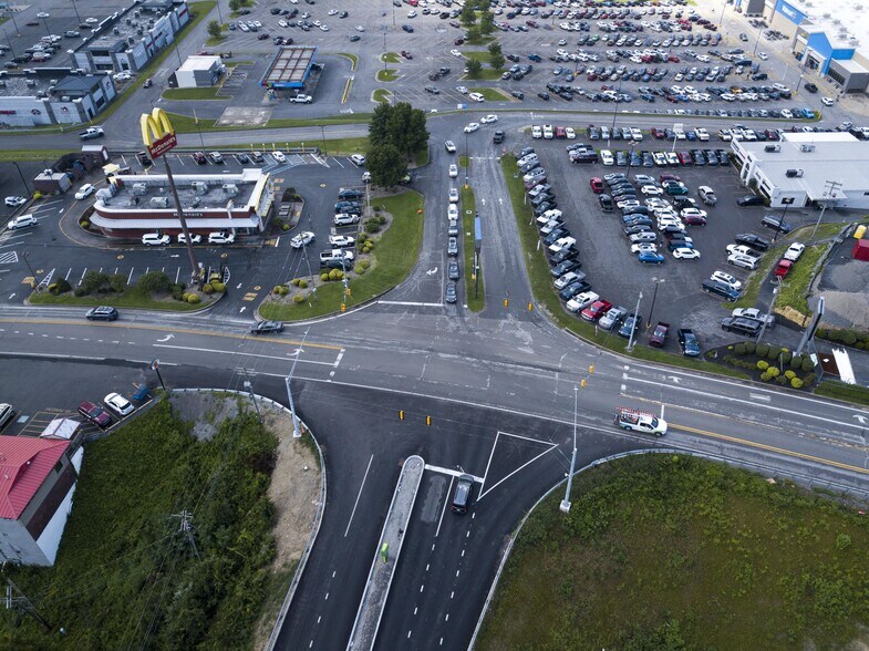 More Photos Of 2600 Middletown Commons, White Hall Storefront For Lease