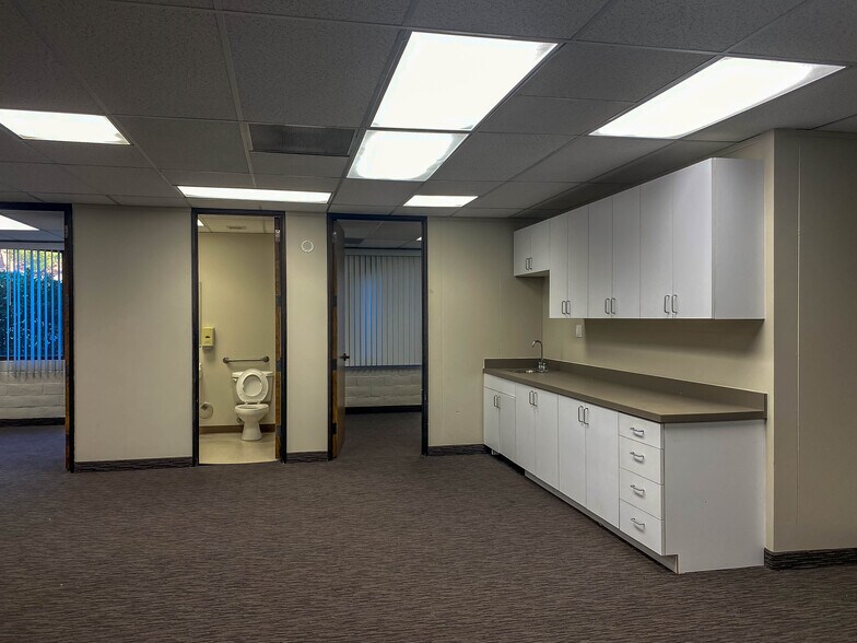 More Photos Of 29525 Canwood St, Agoura Hills Medical For Lease