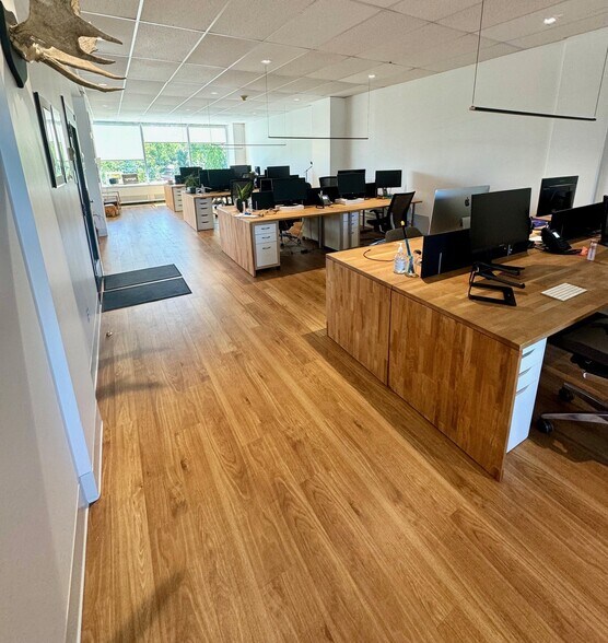 More Photos Of 2-14 Boul Désaulniers, Saint-lambert Office For Lease