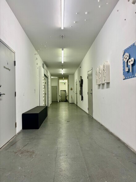 More Photos Of 361 Vernon Ave, Venice Warehouse For Lease