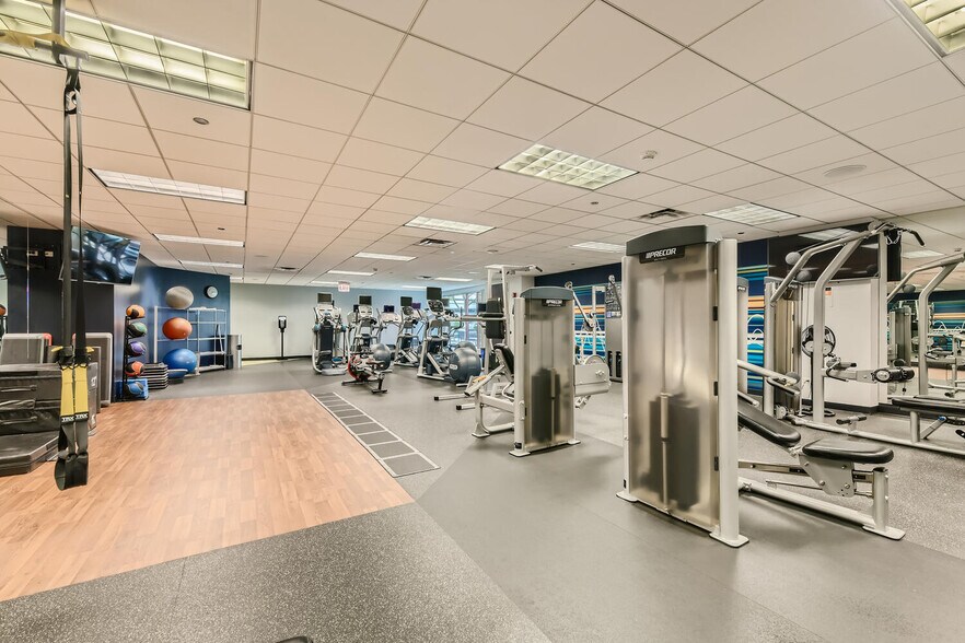 More Photos Of 8725 W Higgins Rd, Chicago Unknown For Lease