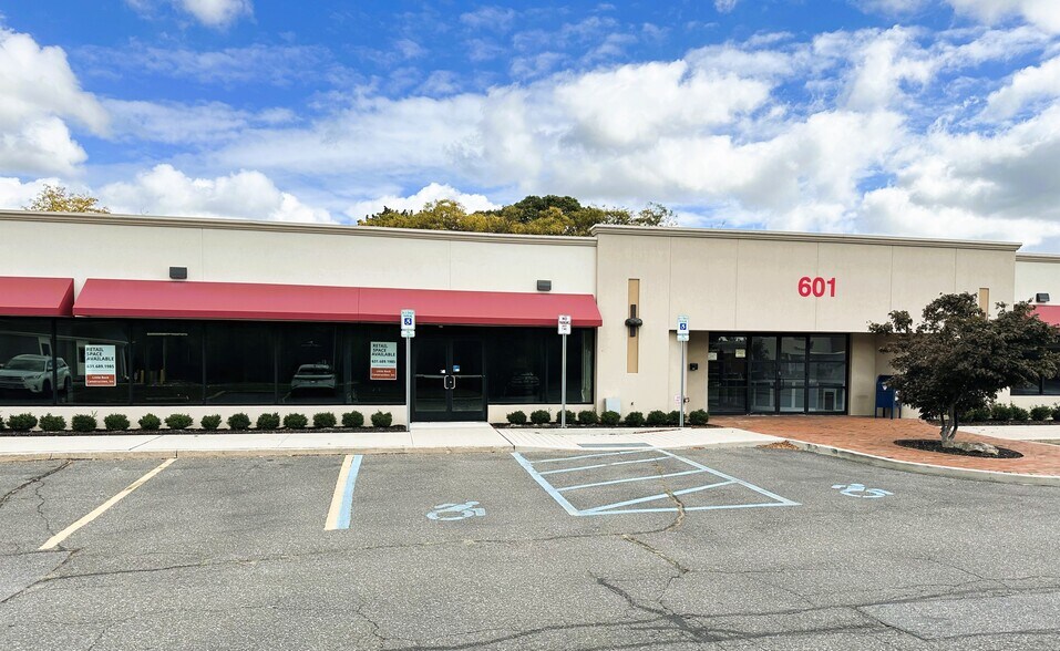 Primary Photo Of 601 Veterans Memorial Hwy, Hauppauge Storefront For Lease