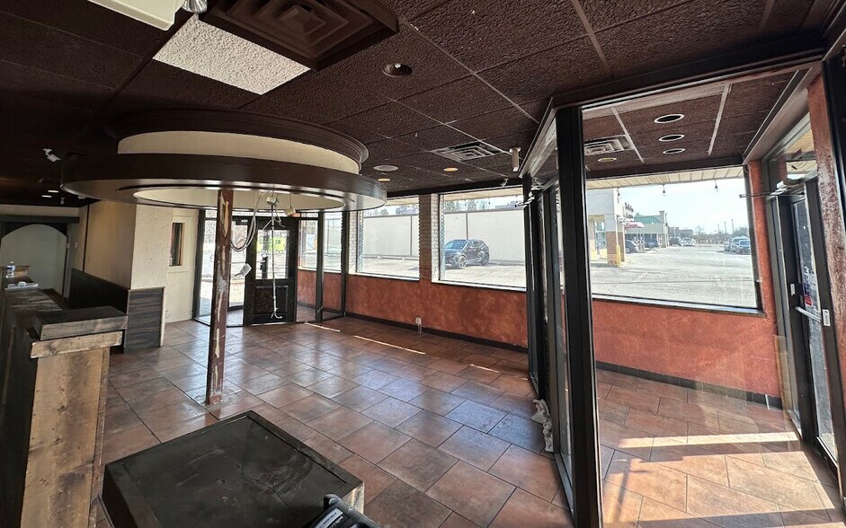 More Photos Of 28990-29104 Orchard Lake Rd, Farmington Hills Restaurant For Lease