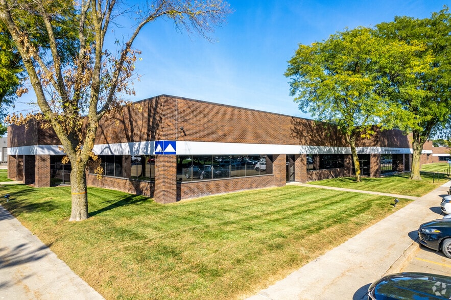 Primary Photo Of 11201-11243 Aurora Ave, Urbandale Flex For Lease