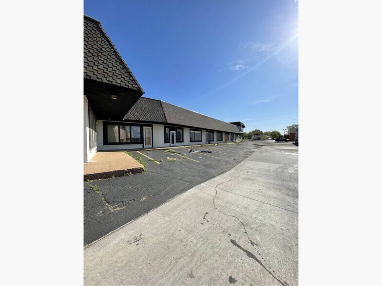 More Photos Of 3900 E Harry St, Wichita Office For Lease