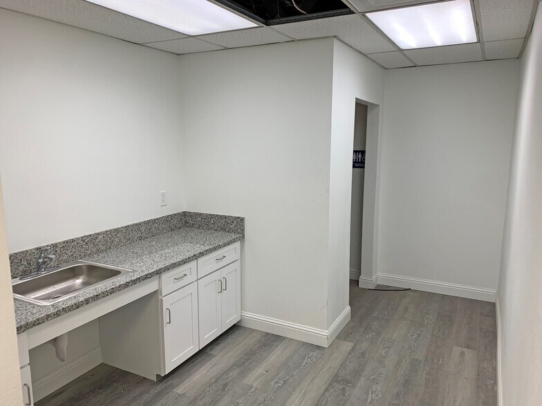 More Photos Of 415-419 E Cross Ave, Tulare Office For Lease