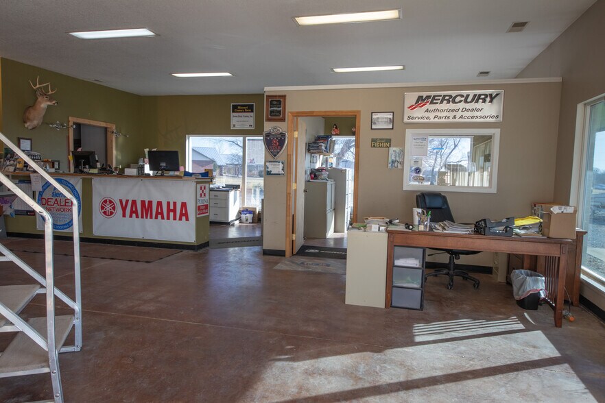 More Photos Of 375 NW US Highway 50, Centerview Light Distribution For Sale