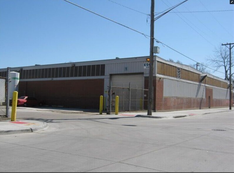 Primary Photo Of 1833 W 2nd St, Davenport Manufacturing For Lease