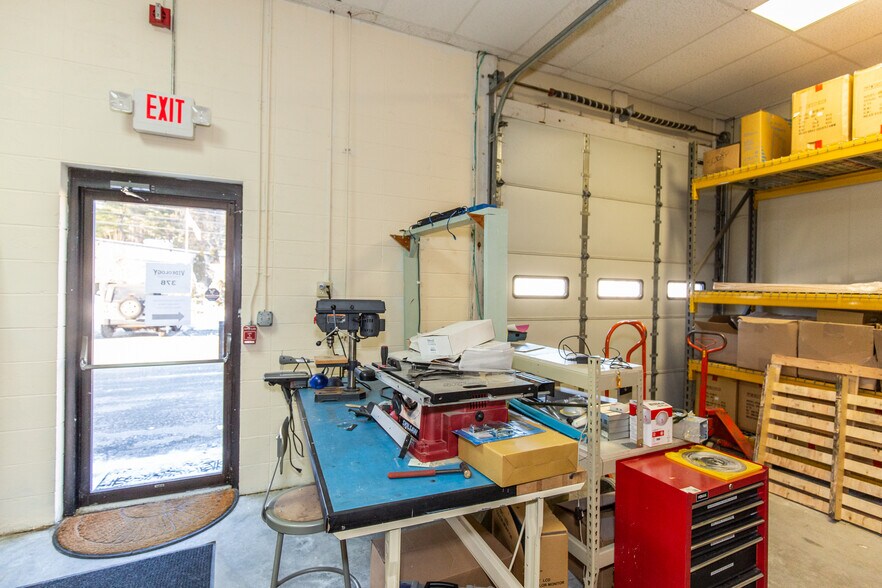 More Photos Of 37 Lark Industrial Pky, Greenville Warehouse For Sale
