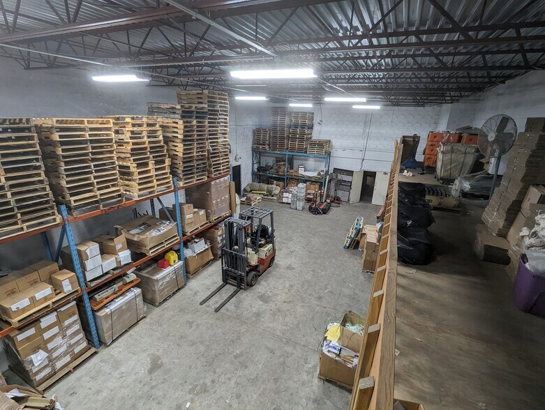 More Photos Of 1166-1200 W Chestnut St, Union Township Showroom For Lease