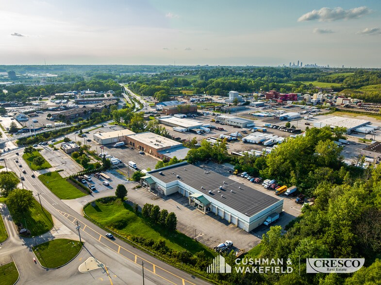 More Photos Of 7941-7951 Granger Rd, Valley View Service For Lease