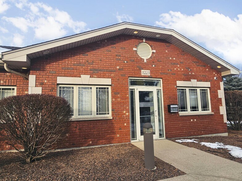 More Photos Of 11223 Distinctive Dr, Orland Park Medical For Lease
