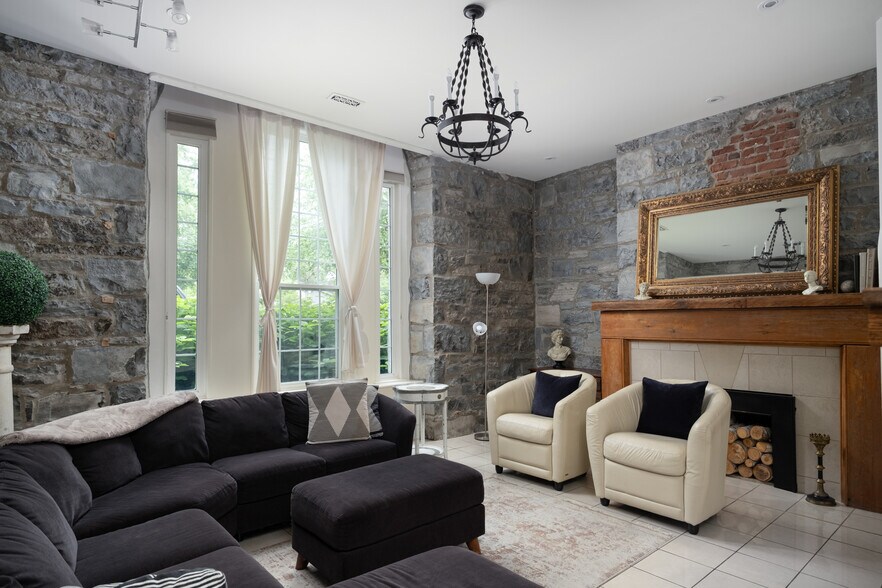 More Photos Of 8 Starr Pl, Kingston Hospitality For Sale