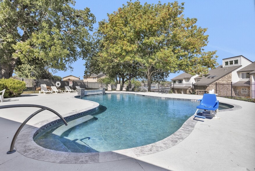 More Photos Of 17578 Highway 105, Montgomery Hotel For Sale