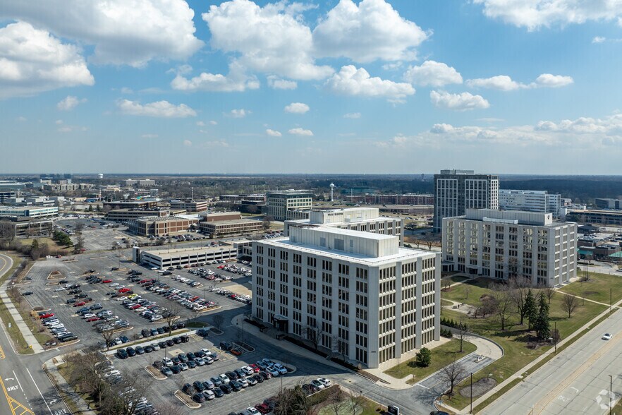More Photos Of 2001 Spring Rd, Oak Brook Office For Lease
