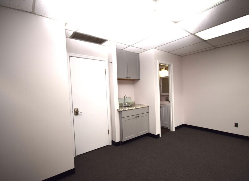 More Photos Of 121-123 Rowell Ct, Falls Church Office For Lease
