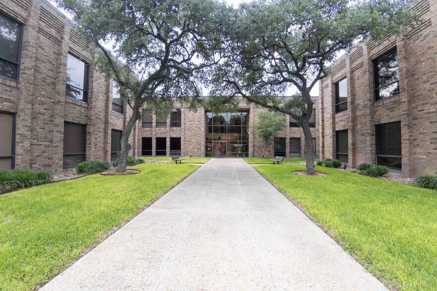 More Photos Of 2929 Mossrock Dr, San Antonio Office For Lease