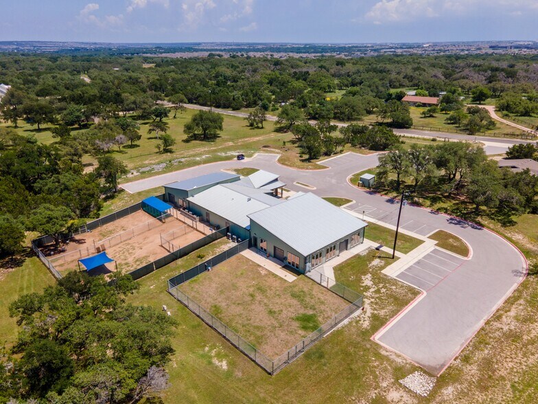 More Photos Of 1410 Live Oak Rd, Leander Showroom For Sale