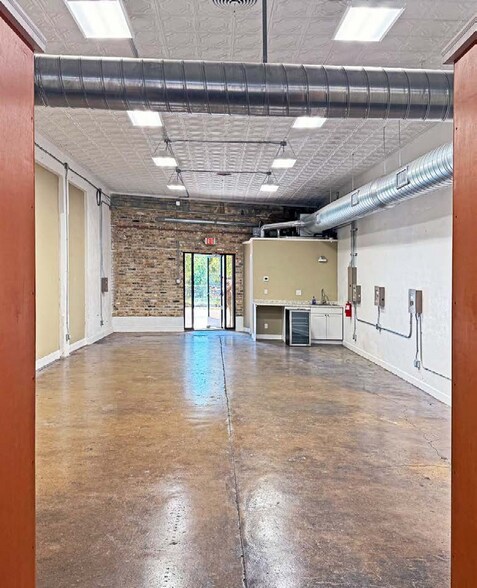 More Photos Of 4500-4512 S Flores St, San Antonio Storefront Retail Office For Lease