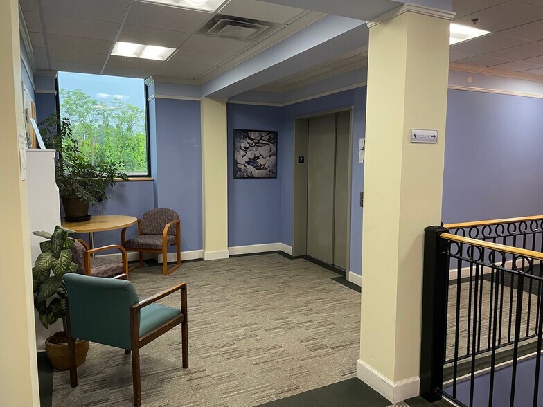 More Photos Of 1462 Erie Blvd, Schenectady Office For Lease