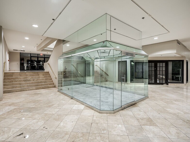 More Photos Of 1900 NW Expressway, Oklahoma City Office For Lease