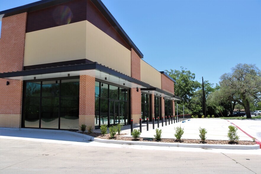 More Photos Of 704 Junction Hwy, Kerrville Storefront For Lease