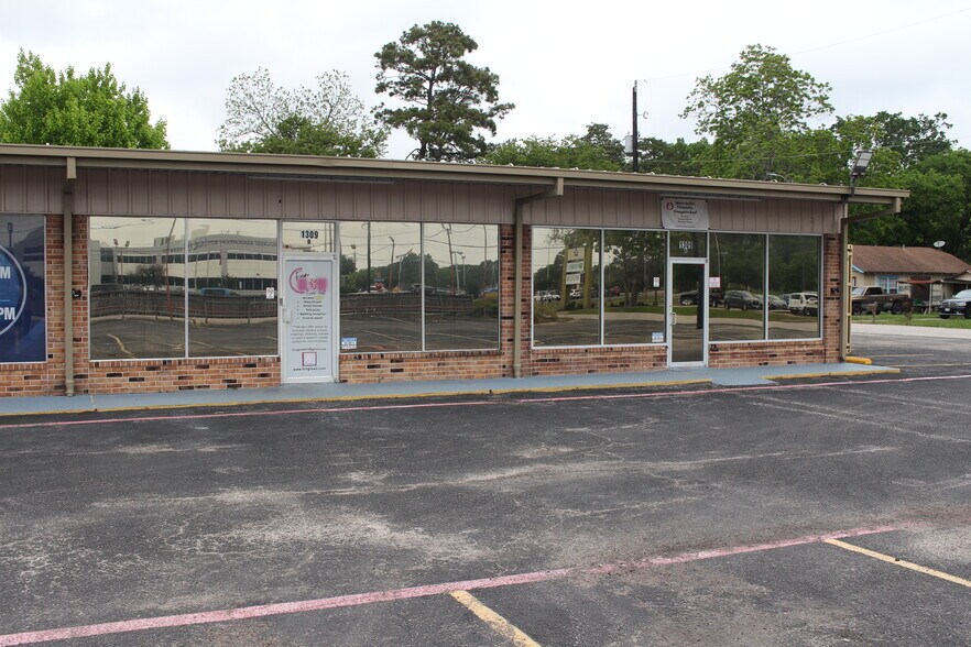 More Photos Of 1301-1309 Sandy Ln, Baytown General Retail For Sale