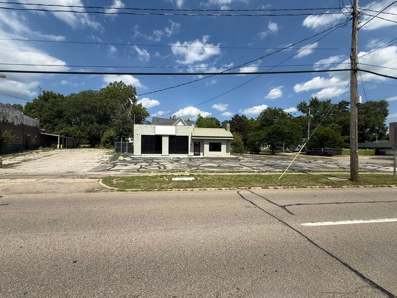 Primary Photo Of 1382 Michigan Ave, Battle Creek Freestanding For Sale
