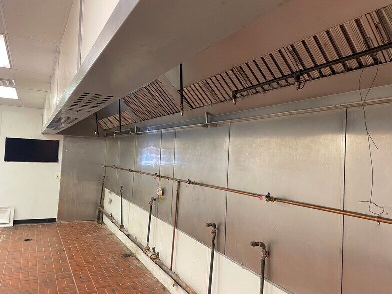 More Photos Of 2801 W I-240 Service Rd, Oklahoma City Restaurant For Sale