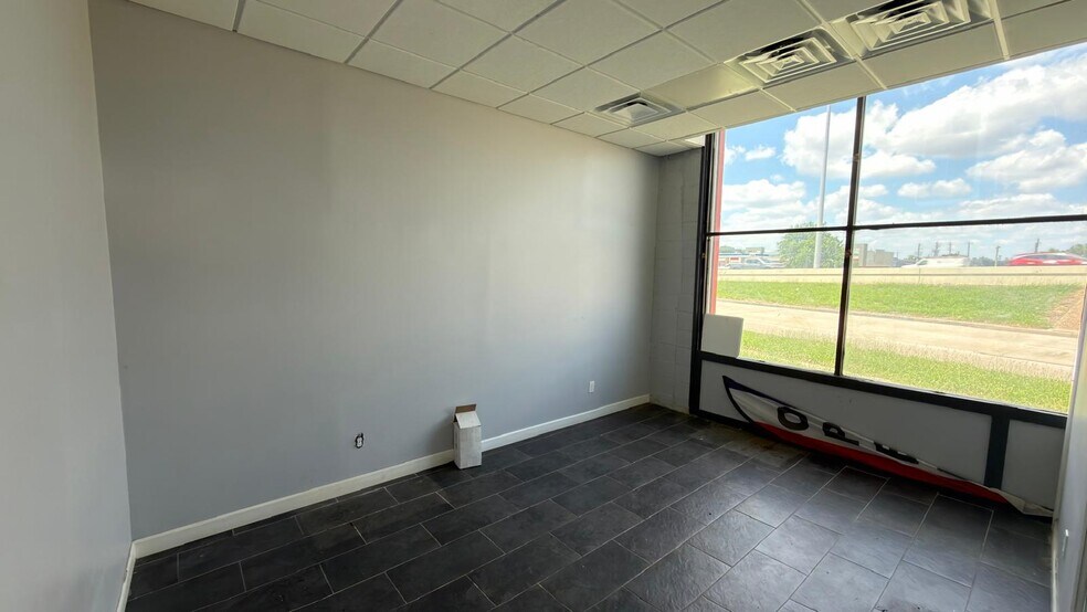More Photos Of 5440 Gulf Fwy, Houston Warehouse For Lease