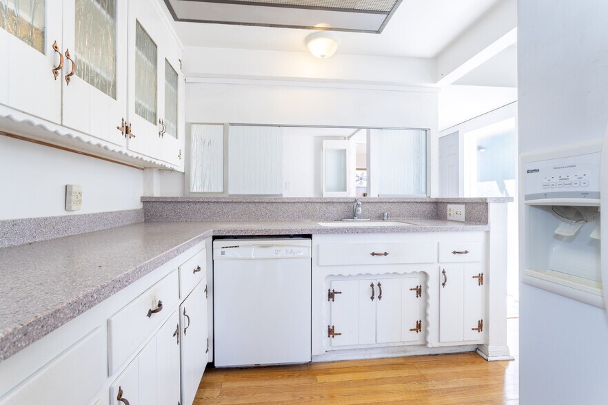 More Photos Of 9826 Columbus Ave, North Hills Multifamily For Sale