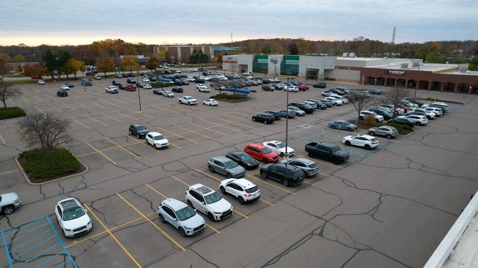 More Photos Of 39440-39900 W 14 Mile Rd, Walled Lake Unknown For Lease