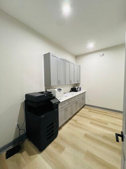 More Photos Of 1325 Main St, Katy Medical For Lease