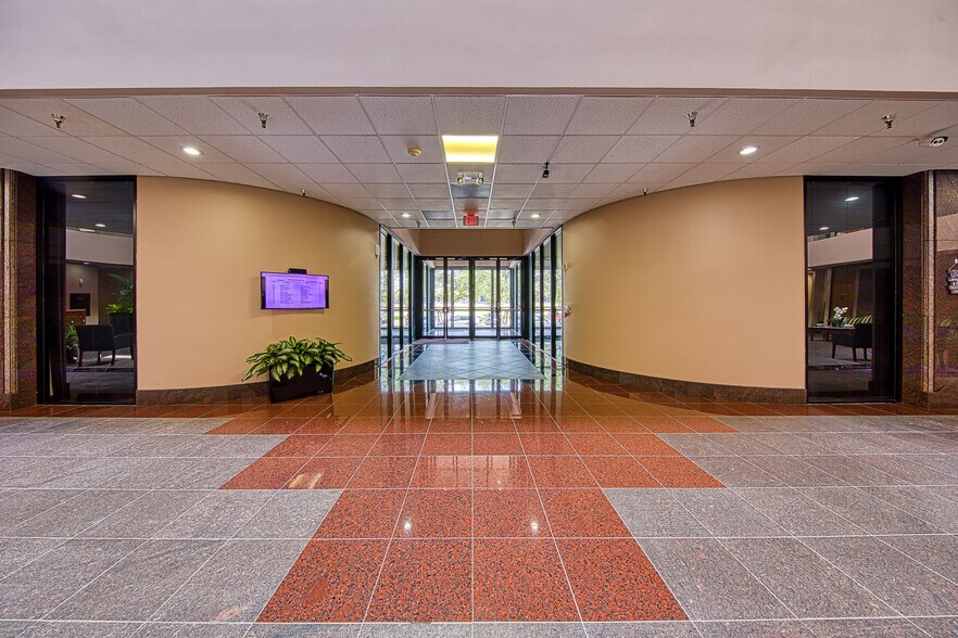 More Photos Of 1300 N Sam Houston Pky E, Houston Office Residential For Lease