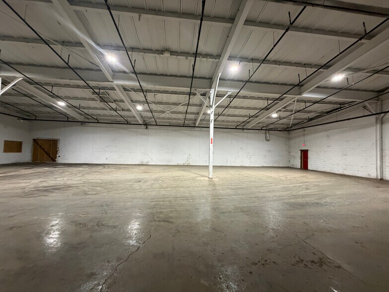 More Photos Of 1100 E Bell St, Bloomington Manufacturing For Sale