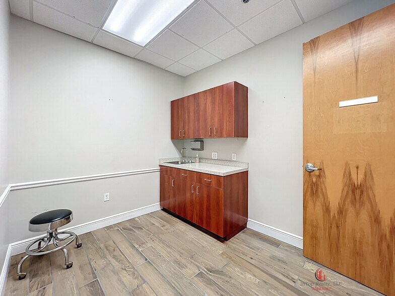 More Photos Of 1507 S Hiawassee Rd, Orlando Medical For Lease