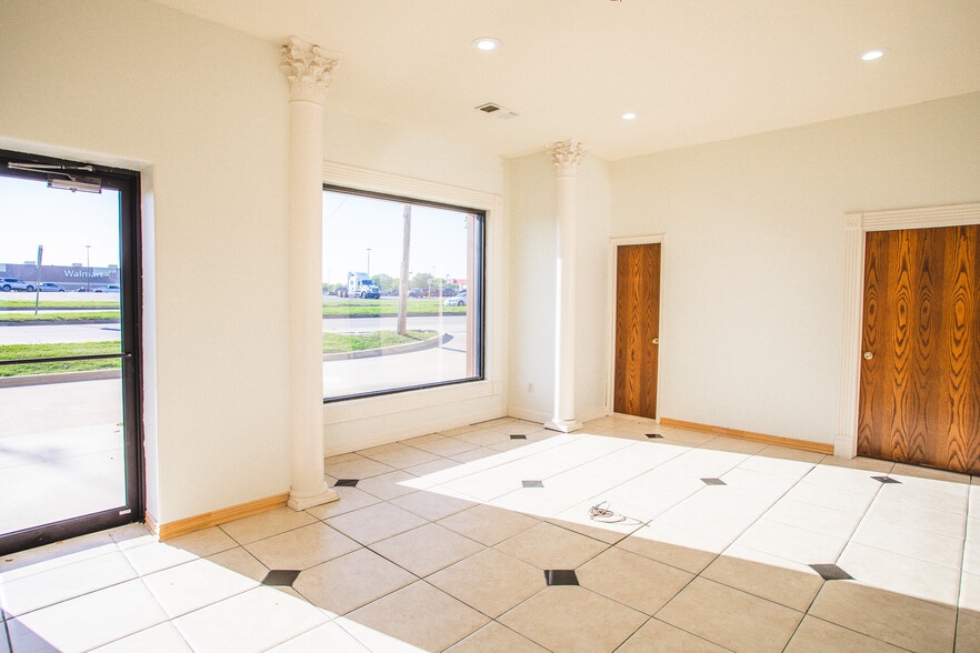 More Photos Of 1702-1708 N Commerce St, Ardmore General Retail For Lease