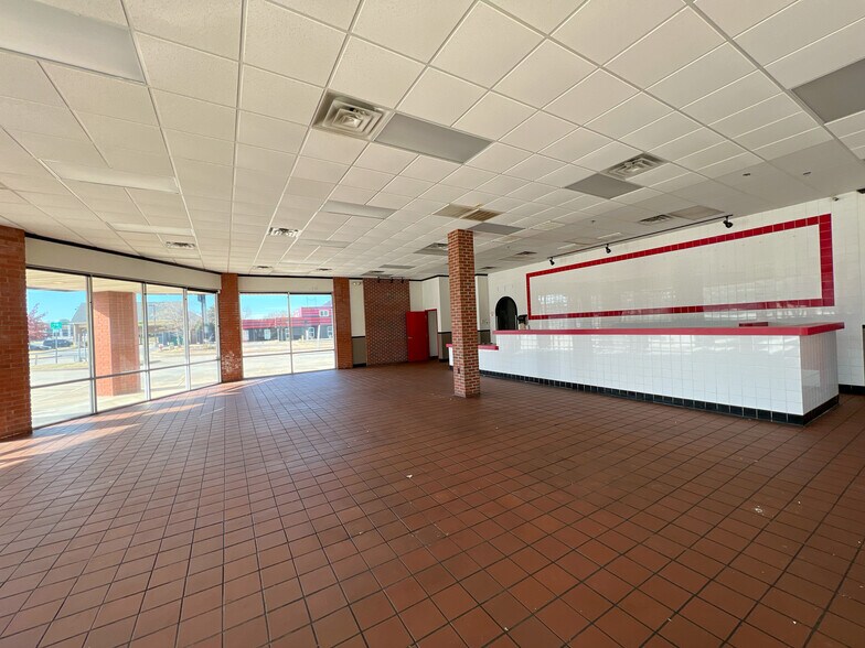 More Photos Of 5959 NW Expressway St, Oklahoma City Freestanding For Lease