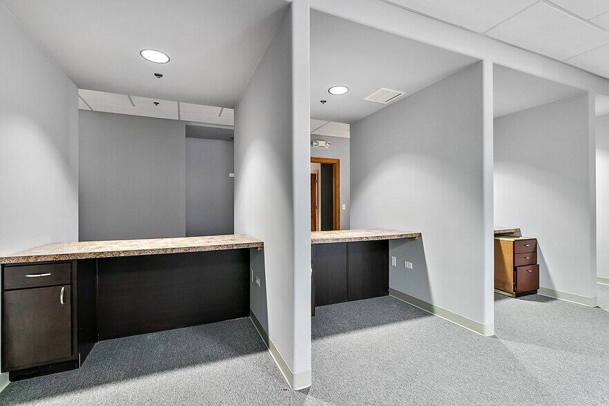 More Photos Of 1446 Merchant Dr, Algonquin Medical For Sale