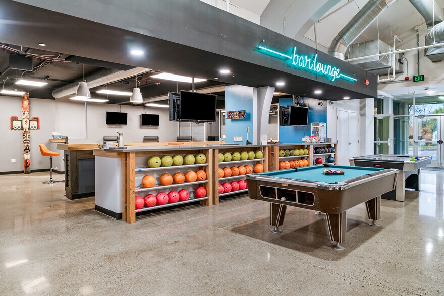 More Photos Of 400 W Maple Rd, Troy Office For Sale