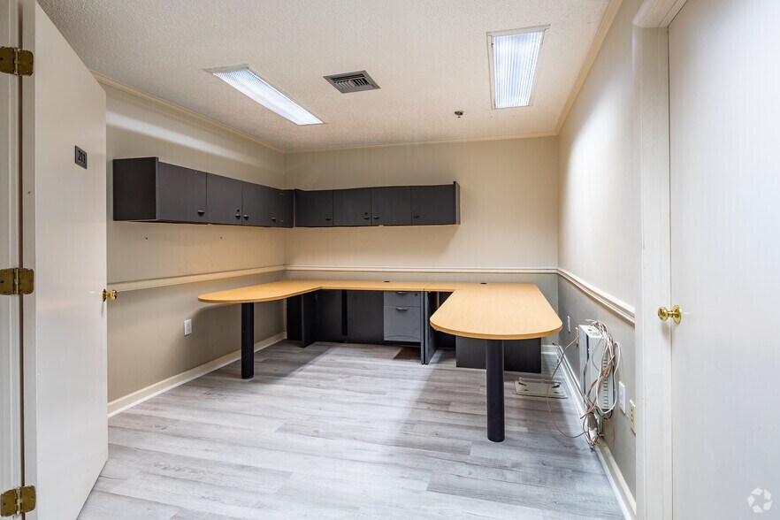 More Photos Of 13800 Park Blvd, Seminole Office For Lease