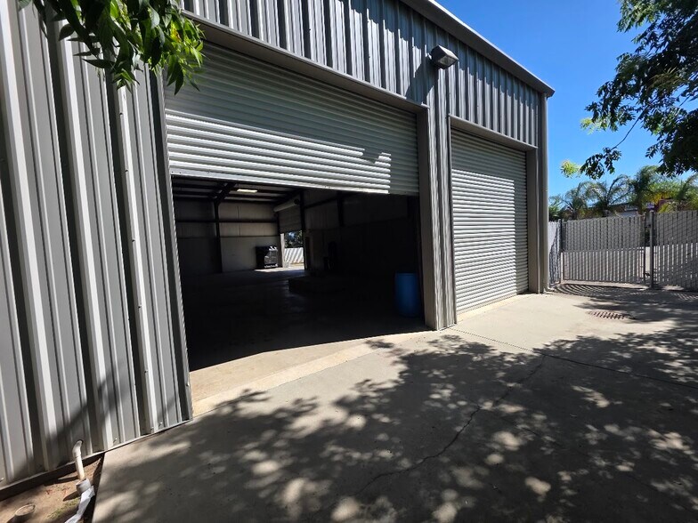 More Photos Of 500 Delano Dr, Oakdale Showroom For Lease