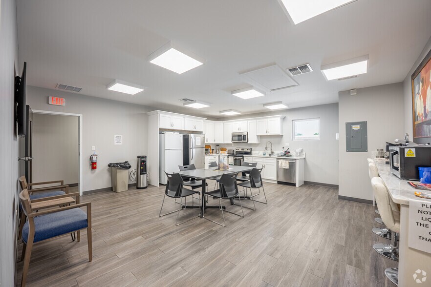 More Photos Of 150 Dog Track Rd, Longwood Office For Lease