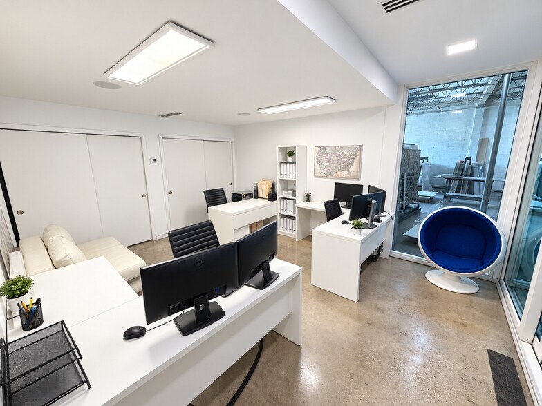 More Photos Of 261 NW 71st St, Miami Showroom For Sale